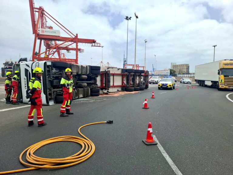 Vuelco de un camión en el Puerto de Las Palmas