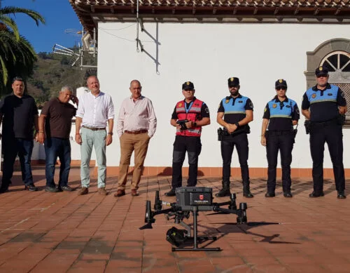El Ayuntamiento de Teror distingue a la Unidad de Drones de la Policía Local de Telde (UNIDRON) con un Homenaje Público