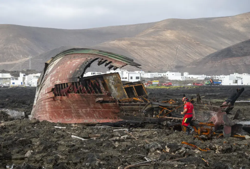 Casco del barco encallado en la costa de Órzola, en el norte de Lanzarote | EFE / Adriel Perdomo