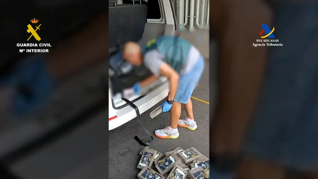 La policía registra el coche en el que el detenido transportaba 90 kilos de cocaína