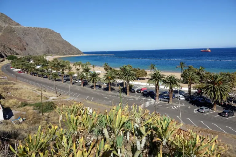 Fallece un hombre tras ser rescatado del mar en la playa de Las Teresitas