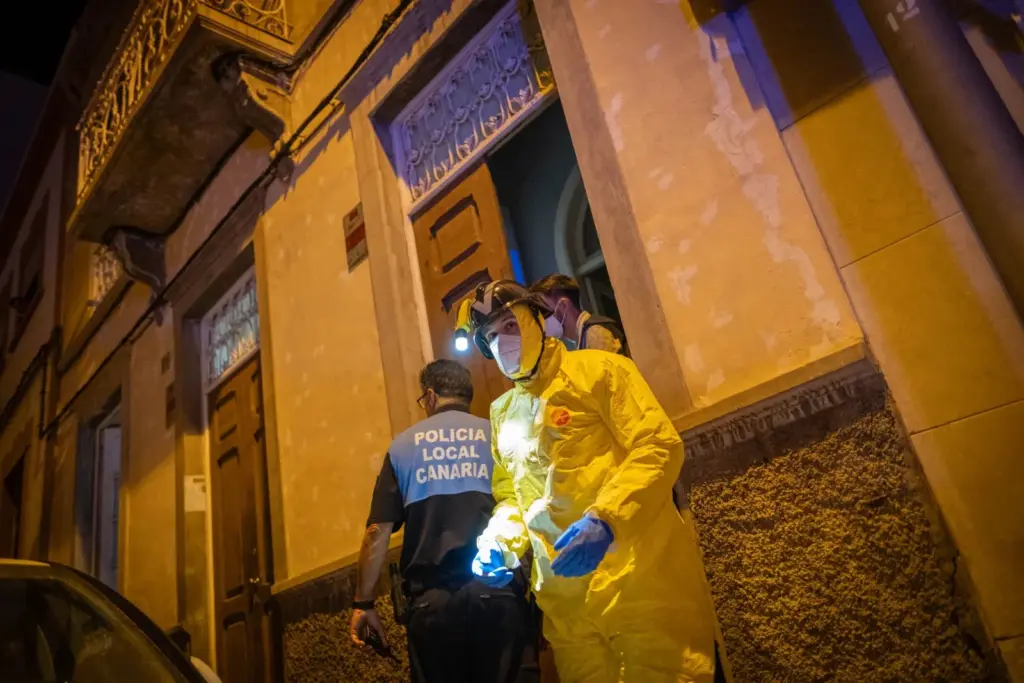 La Policía Local de Santa Cruz rescata a siete animales de una vivienda en abandono