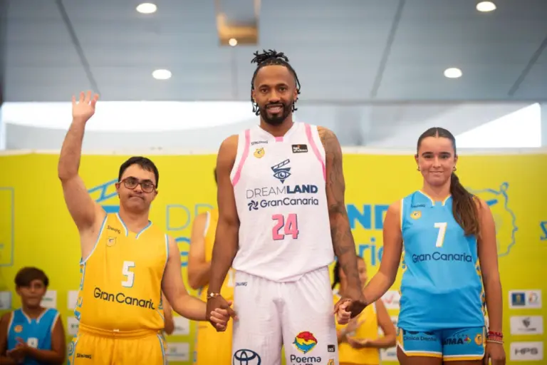 La bandera y las pintaderas protagonizan las nuevas equipaciones del Dreamland Gran Canaria