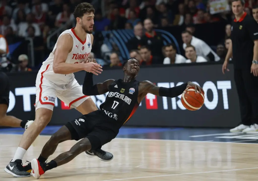 Dennis Schroder (d), elegido mejor jugador del torneo, recupera un balón frente a Alperen Sengun (i) | EFE / EPA / Toms Kalnins