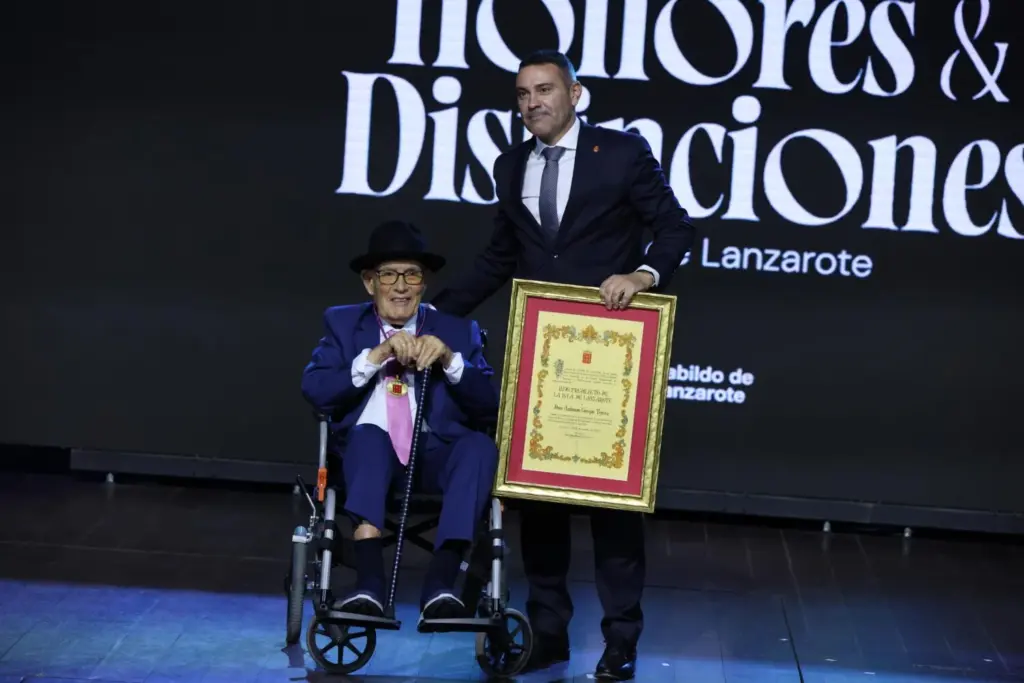 ACTO INSTITUCIONAL DE ENTREGA DE HONORES Y DISTINCIONES 2024 (89)