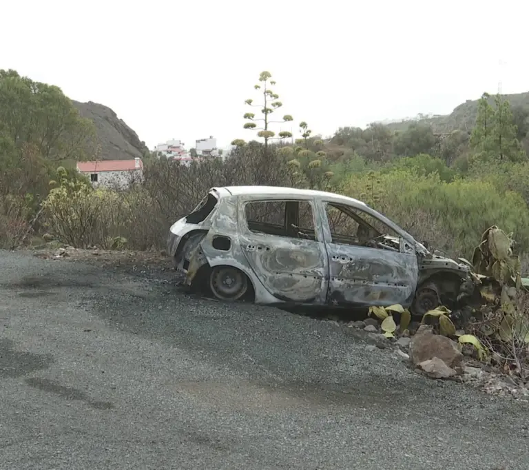Un vehículo acaba calcinado tras un accidente en la carretera de Valsequillo