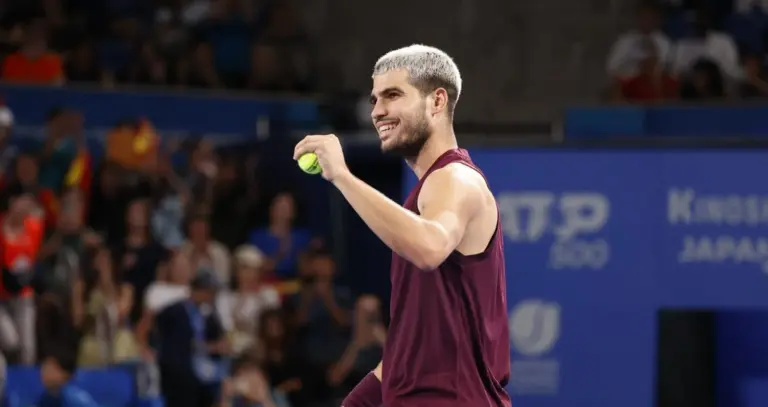 Alcaraz remonta a Casper Ruud y se planta en la final de Tokio