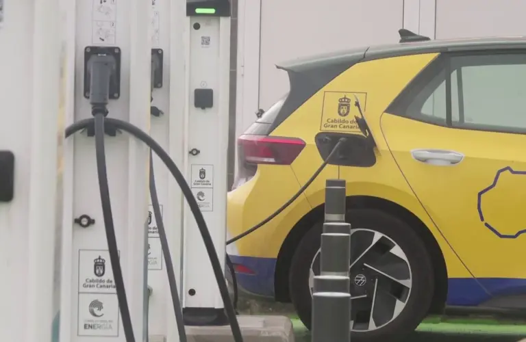 Telde estrena ocho plazas de aparcamiento con puntos de recarga eléctrica