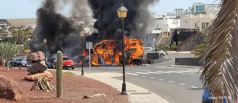 Arde una guagua en la Avenida Papagayo de Lanzarote
