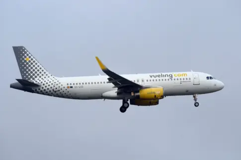 Toma tierra un avión de Vueling en el Aeropuerto Tenerife Norte sin tren de aterrizaje