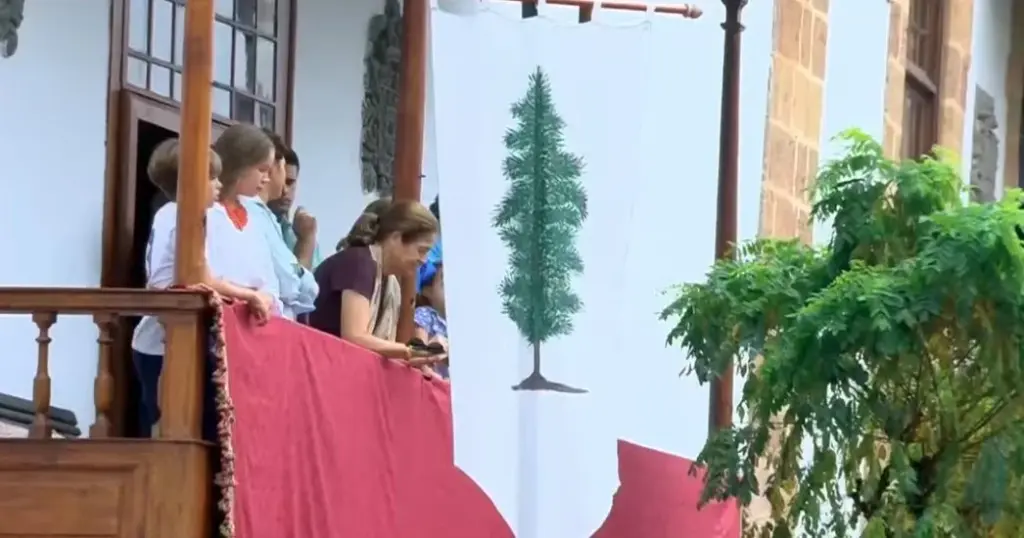 Vecinos de Teror esperan el desfile en los balcones