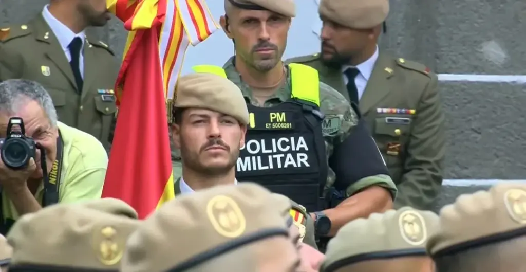 Desfile militar en el Día del Pino en Teror