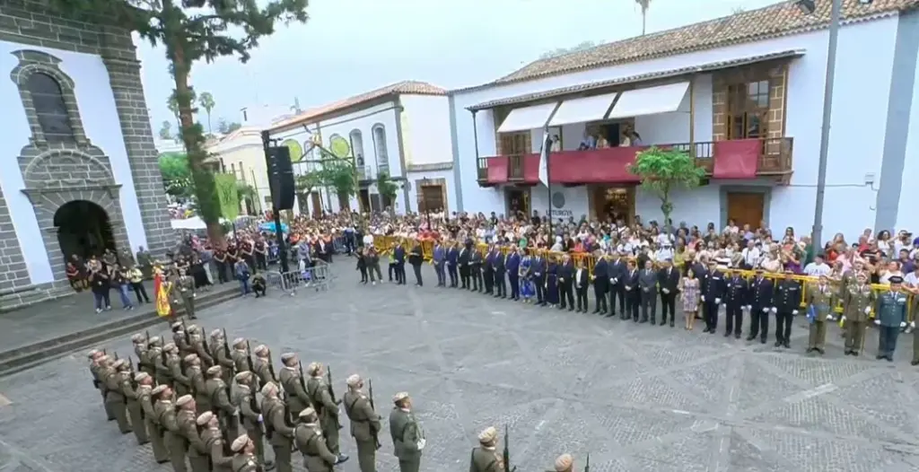 Desfile militar en el Día del Pino en Teror