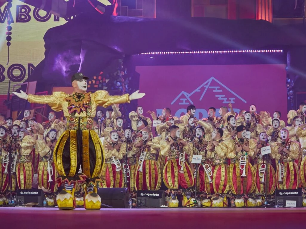 106 grupos participarán en las diferentes modalidades del Carnaval de Santa Cruz de Tenerife 2026 / En la imagen la murga Bambones en el carnaval de la pasada edición 