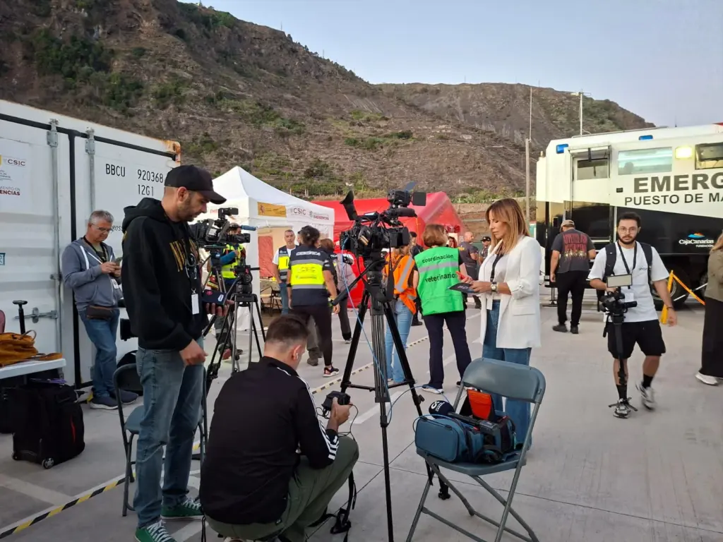Los compañeros de Buenos días Canarias contando desde primera hora todos los detalles del simulacro / RTVC / Ángel Muñiz 