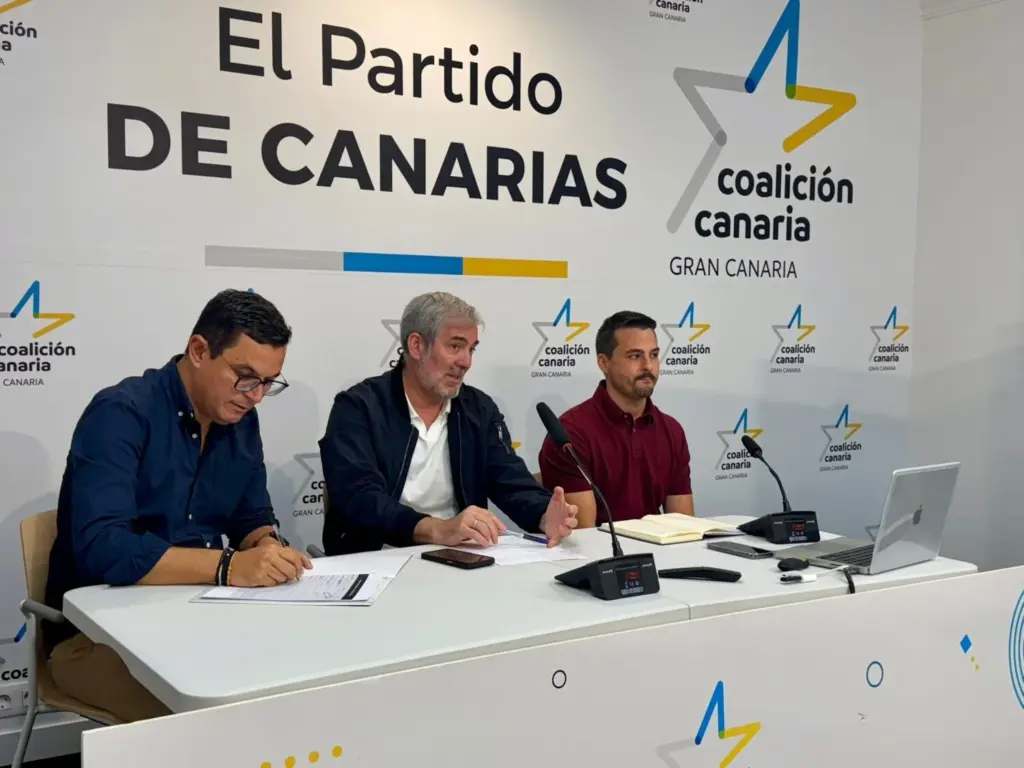 CC apremia al Estado a aprobar el Decreto de Canarias. En la imagen, el secretario general de Coalición Canaria, Fernando Clavijo (c); el secretario insular de Gran Canaria, Pablo Rodríguez (i); y el secretario de organización, David Toledo (d), durante la reunió este sábado del Consejo Político Nacional del partido.