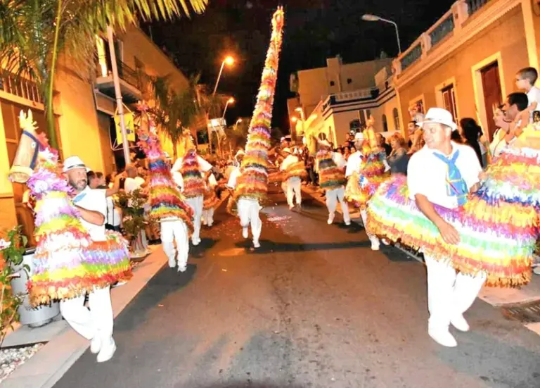 Los Caballos Fufos: un siglo llenando de color la víspera de San Miguel