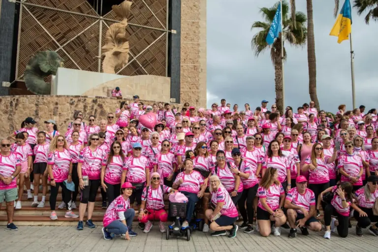 La X Caminata Grand Pink Run “colorea” de rosa Las Canteras