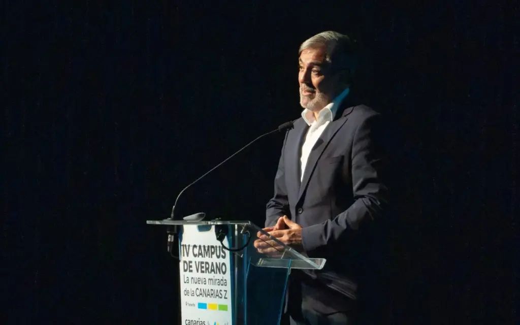 Fernando Clavijo apunta a la necesidad de dar voz a los jóvenes canarios para “dibujar su futuro y el futuro de Canarias” en el Campus de Verano de la Fundación Canaria Siglo XXI