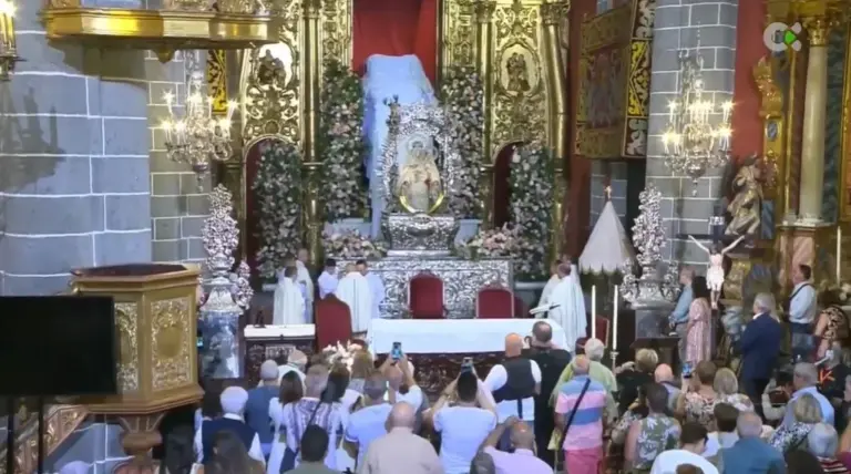 La Virgen del Pino ya está más cerca de sus feligreses tras bajar de su camarín