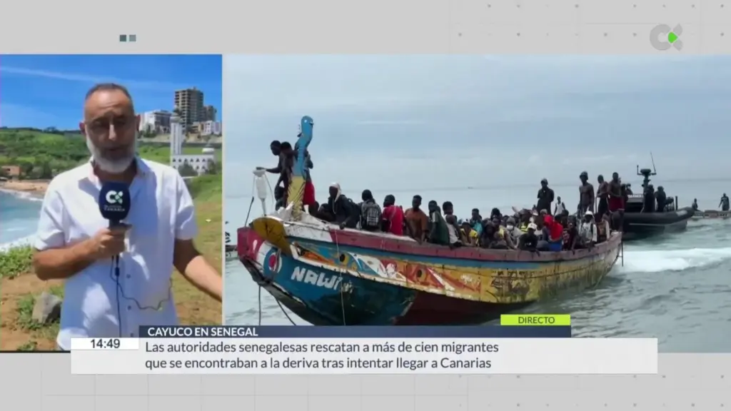 Pescadores de Senegal localizan un cayuco en la costa de Dakar sin motor y a la deriva.
