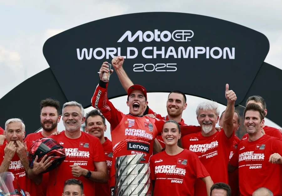 Celebración con el equipo de Ducati del título de campeón del mundo de MotoGP. Imagen EFE