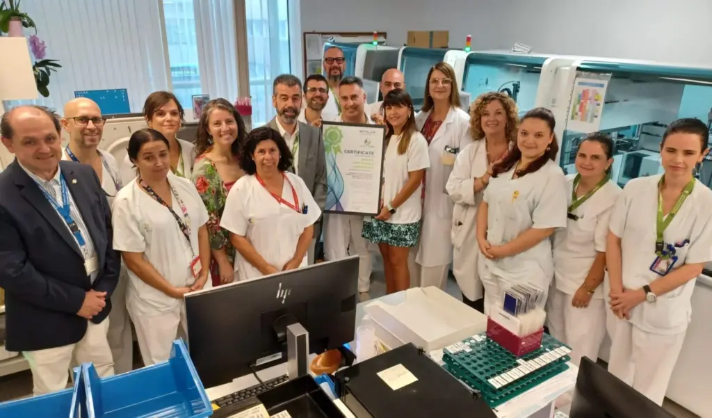 Personal del Laboratorio Central del HUC mostrando la certificación 'Laboratorio Verde' obtenida 