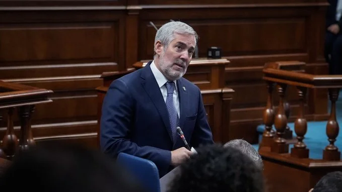 El presidente de Canarias, Fernando Clavijo, en el Pleno del Parlamento de Canarias este martes, 23 de septiembre. Imagen Presidencia del Gobierno
