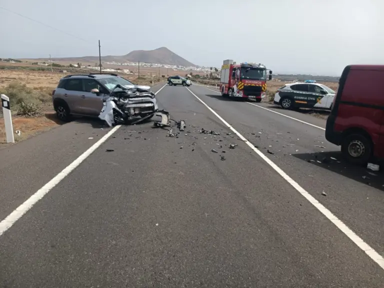 Dos coches colisionan en la carretera de Tahíche