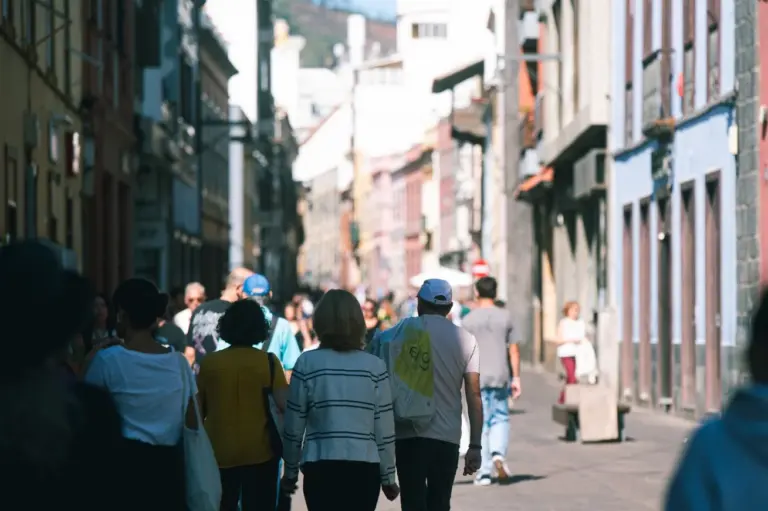España supera los 49,5 millones de habitantes con más de 10 millones nacidos fuera