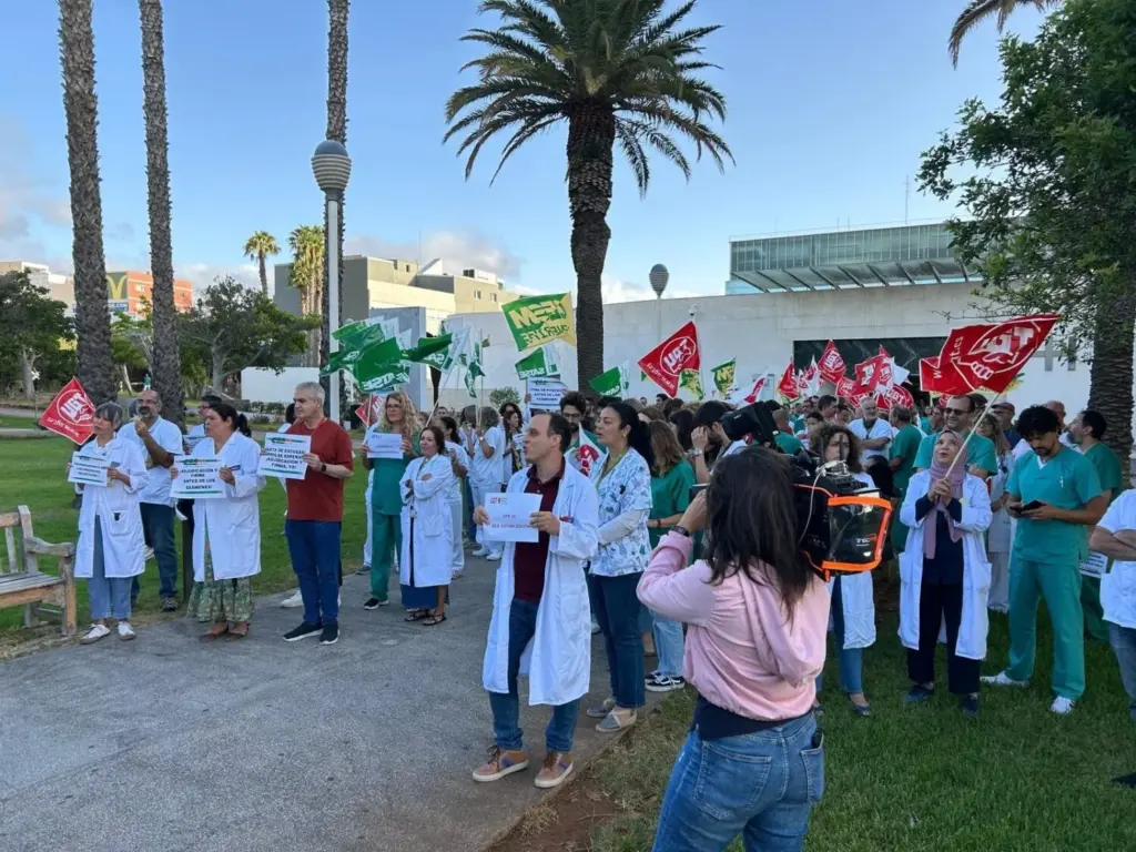 El Servicio Canario de Salud finaliza sin incidencias los exámenes de estabilización. Imagen de archivo de las protestas de los médicos en el Hospital Universitario de Canarias por el proceso de estabilización.