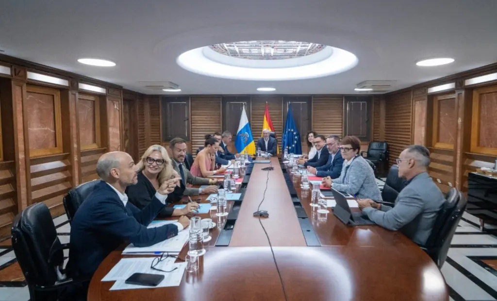 Crítica a la lentitud de las derivaciones de menores. Reunión del Consejo de Gobierno del lunes, 15 de septiembre 2025. Imagen Presidencia del Gobierno