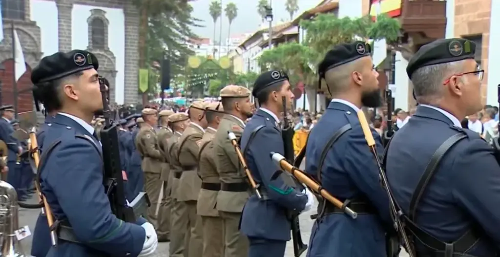 Desfile militar en el Día del Pino en Teror
