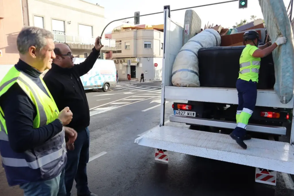 La Laguna abre 20 expedientes sancionadores por el depósito inadecuado de enseres en la vía pública