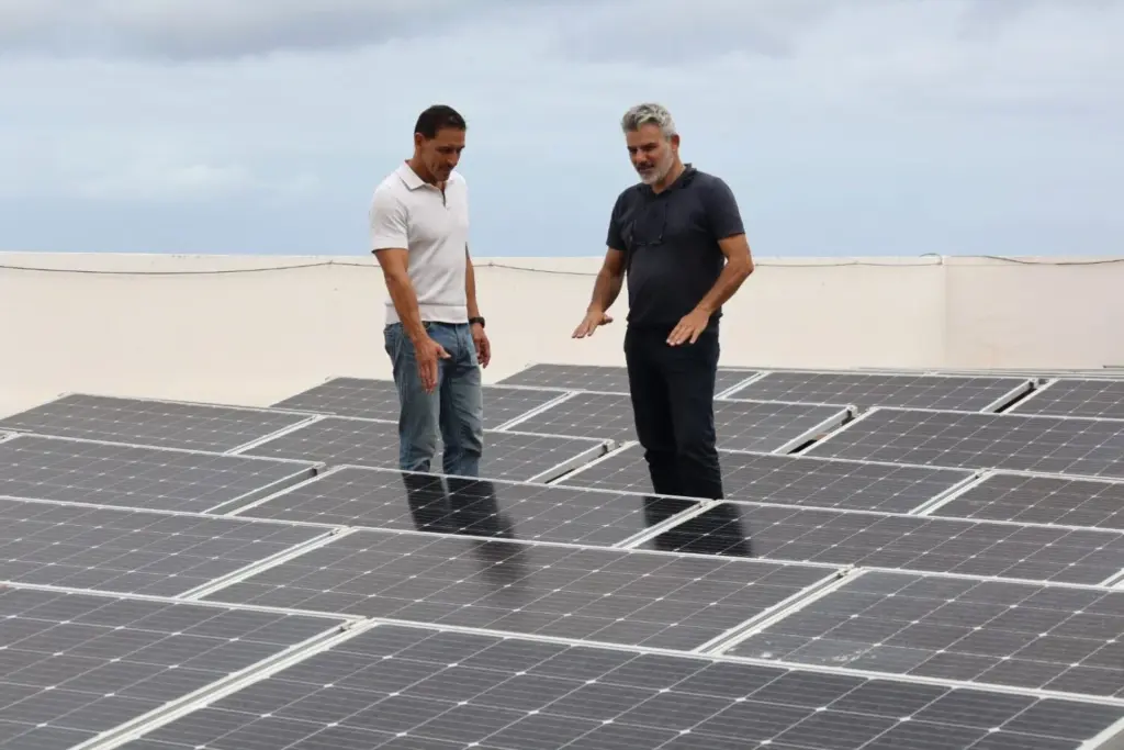 El edil David Hernández, junto al ingeniero municipal, en las placas fotovoltaicas del Ayuntamiento de Puerto de la Cruz (II)