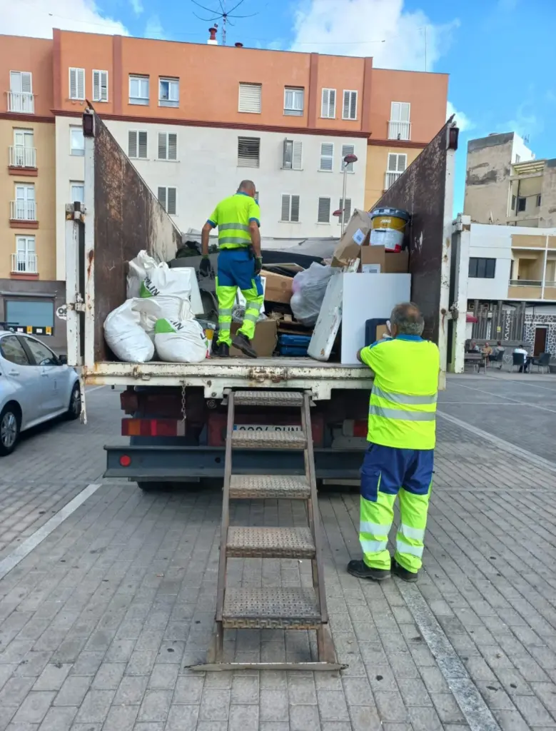 El punto de acopio transitorio de trastos, enseres y escombros recorre 21 de barrios en septiembre en Las Palmas de Gran Canaria
