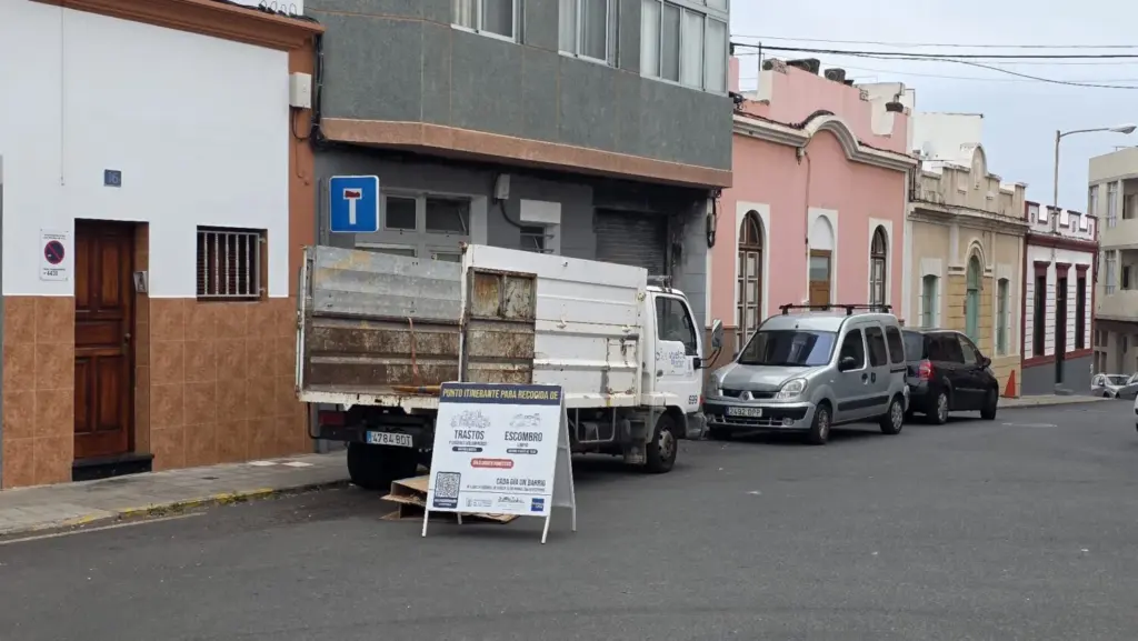 El punto de acopio transitorio de trastos, enseres y escombros recorre 21 de barrios en septiembre en Las Palmas de Gran Canaria