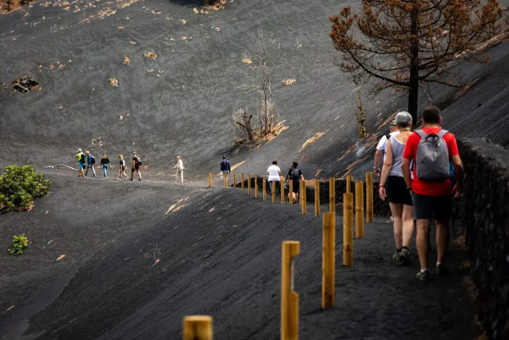Turistas visitan la zona del volcán de Tajogaite. Europa Press