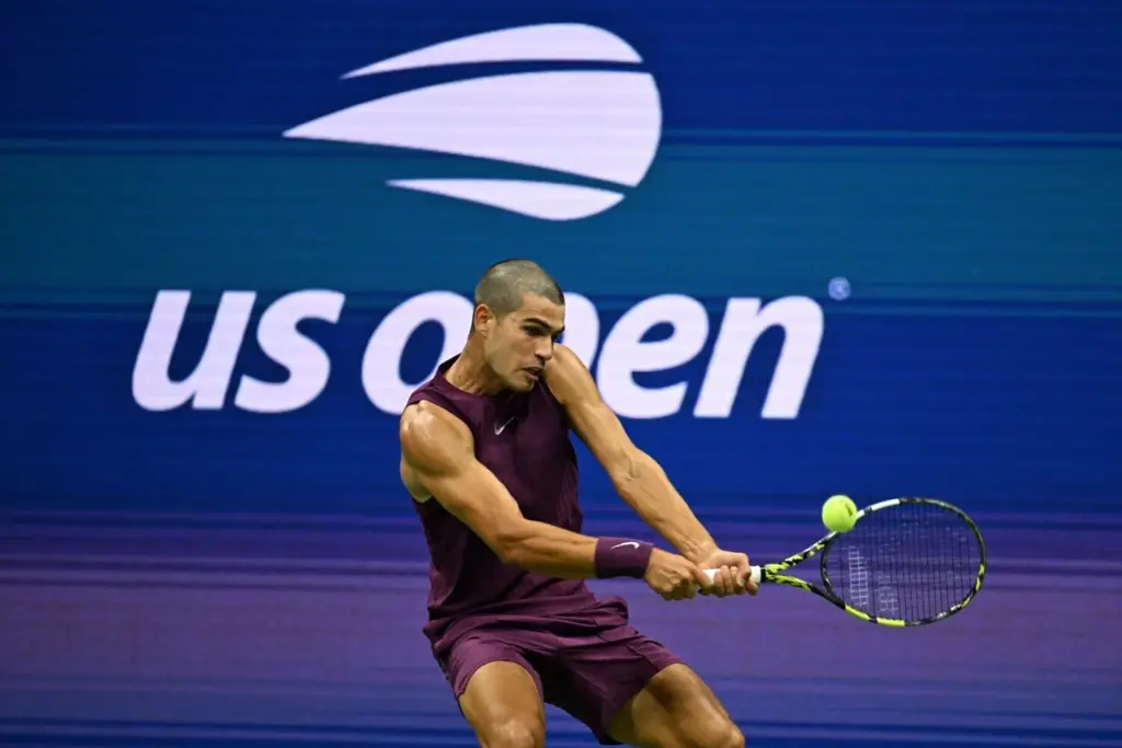 Carlos Alcaraz desarbola a Jannik Sinner y reina en Nueva York por segunda vez