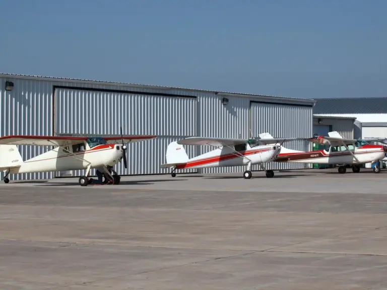 Un muerto y tres heridos al colisionar dos avionetas en un aeropuerto de Colorado