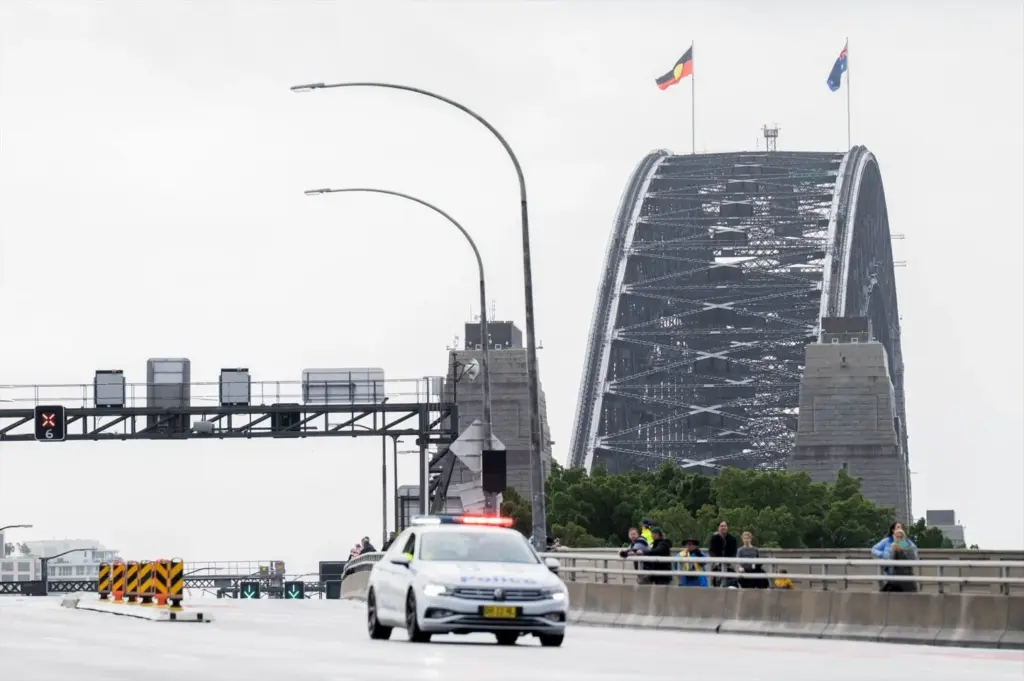 Policía patrulla en Sidney, donde tuvieron que detener a un hombre tras embestir la puerta del consulado ruso en la ciudad