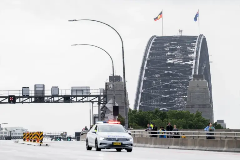 Un hombre derriba con su vehículo las puertas del consulado ruso en Australia
