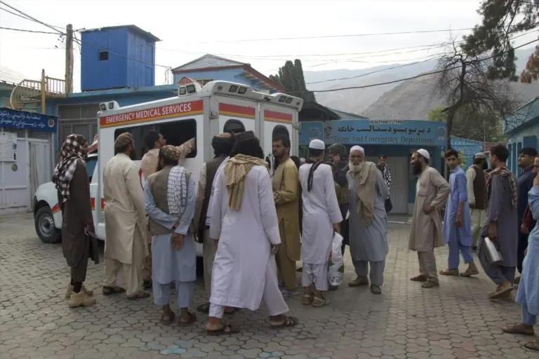 Al menos 800 muertos por un seísmo de magnitud 6 en Afganistán