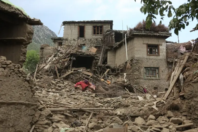 Más de 1.100 los muertos y 3.250 los heridos por el terremoto en Afganistán