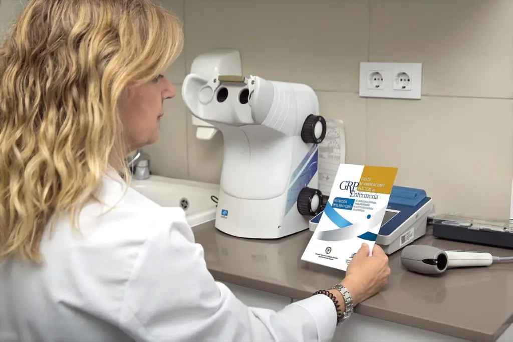 Imagen de archivo de una enfermera leyendo una guía