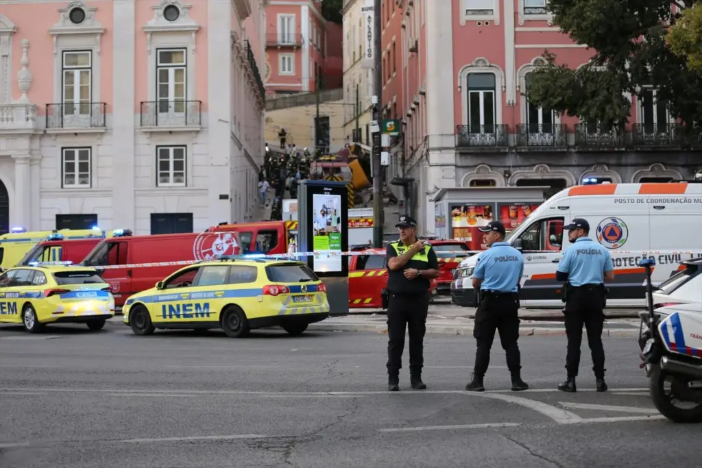 Un funicular descarrila en Lisboa dejando 15 muertos