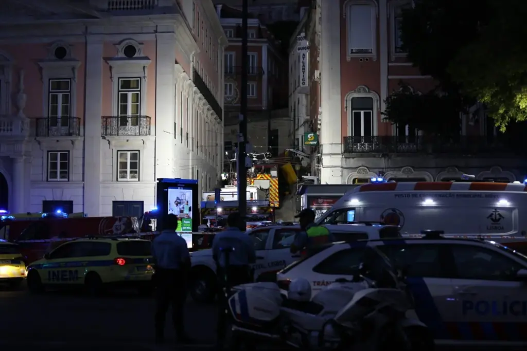 Un funicular descarrila en Lisboa dejando 15 muertos