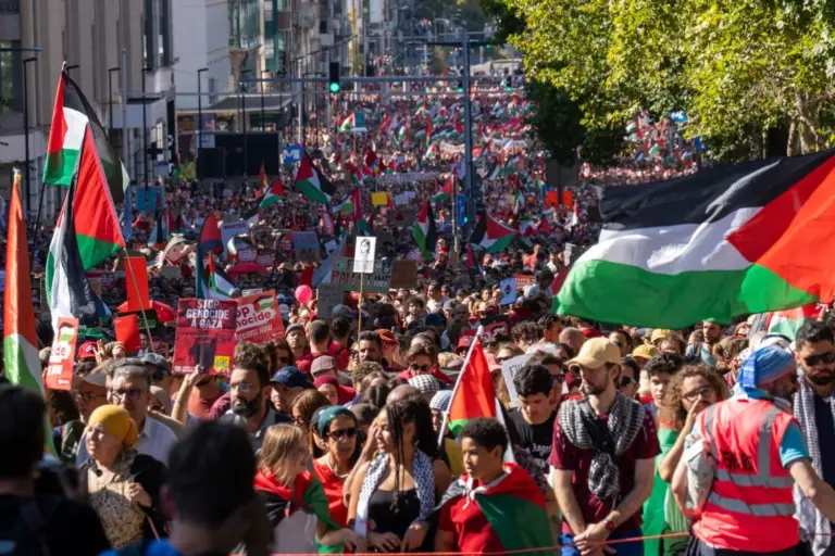 «Tarjeta roja a Israel»: 110.000 personas piden en Bruselas sanciones contra Israel y apoyo a Palestina
