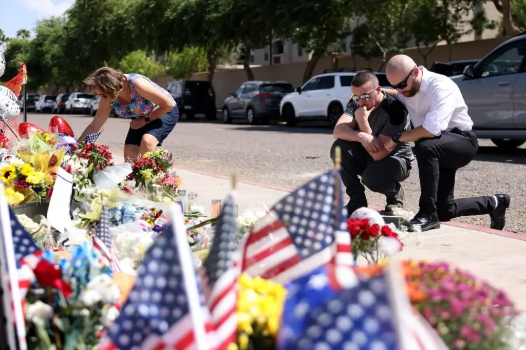 Varias personas rinden homenaje en Phoenix a Charlie Kirk