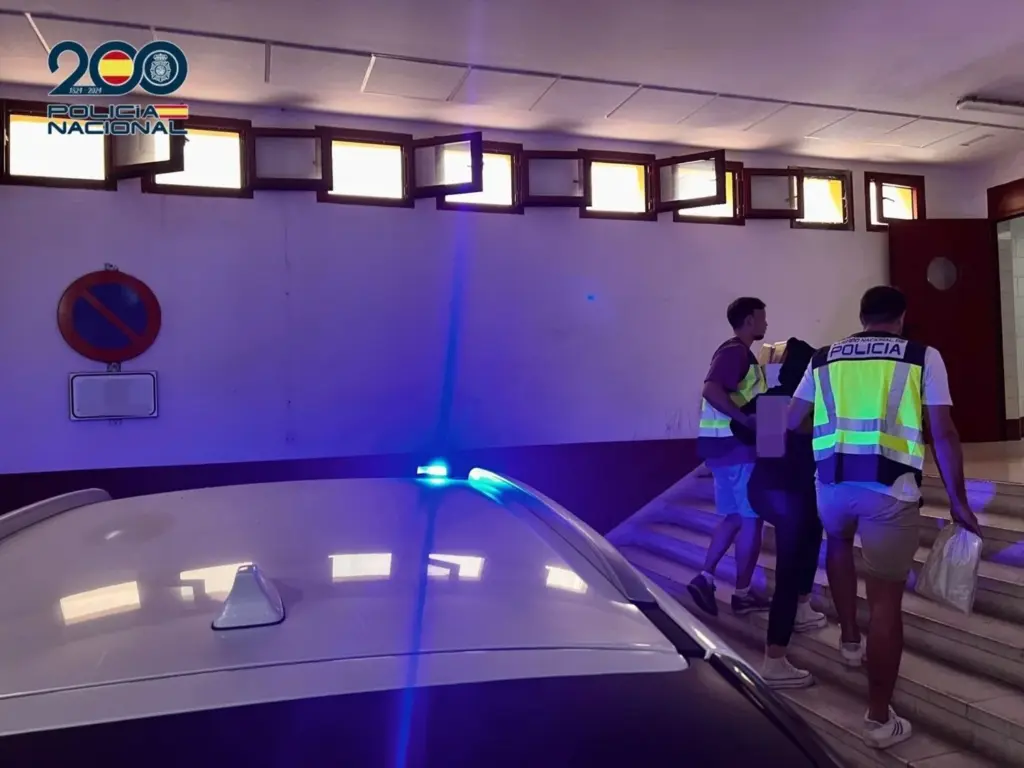 Detienen a dos mujeres por el robo de 9.600 euros en un comercio de Las Américas